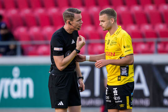 Domare Oscar Johnson och Elfsborgs Gustav Henriksson