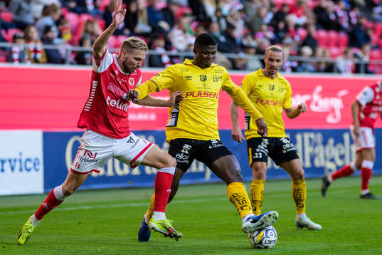 Kalmars Jonathan Ring och Elfsborgs Terry Yegbe