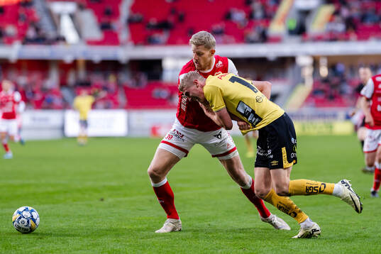 Kalmars Lars Saetra och Elfsborgs Emil Holten