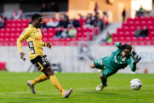 Elfsborgs Michael Baidoo gör 1-3 bakom Kalmars målvakt