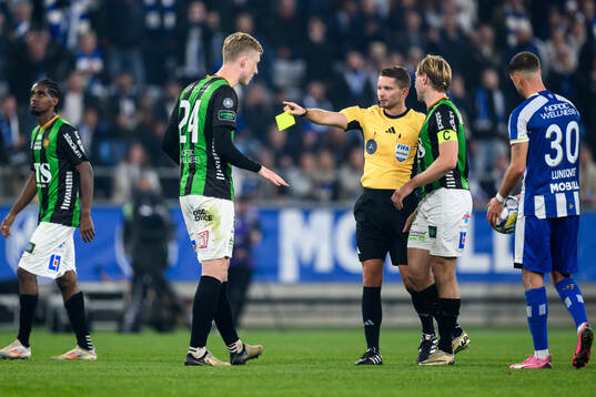 GAIS Filip Beckman får ett gult kort Västerås Domare