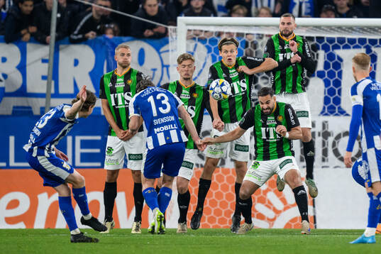 IFK Göteborgs Kolbeinn Thordarson med en frispark