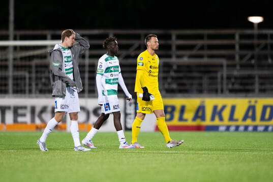 Västerås Max Larsson, Youssoupha Sanyang och målvakt