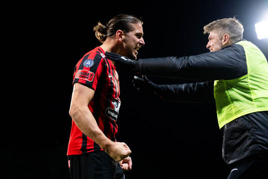 Brommapojkarnas Nikola Vasic jublar med Frederik Christensen