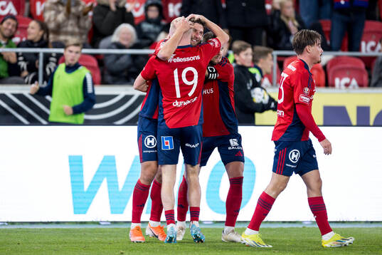 Östers Adam Bergmark Wiberg och Alibek Aliev jublar