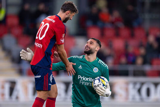 Östers Alibek Aliev och Utsiktens målvakt Elias Hadaya