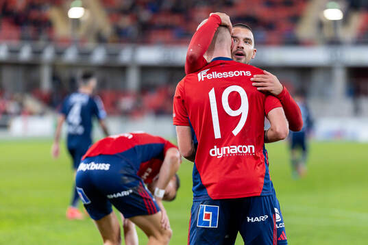 Östers Vladimir Rodic och Adam Bergmark Wiberg jublar