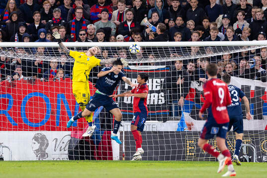 Östers målvakt Robin Wallinder gör en räddning när