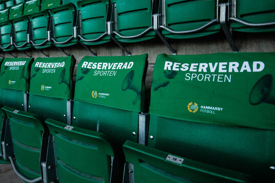Stolar reserverade på läktaren på Hammarby IP