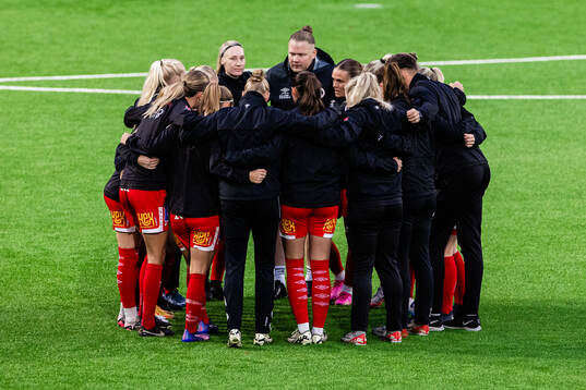 KIF Örebros spelare smalas i en ring