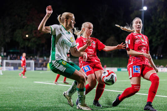 Hammarbys Smilla Holmberg mot KIF Örebros Sara Ikonen och