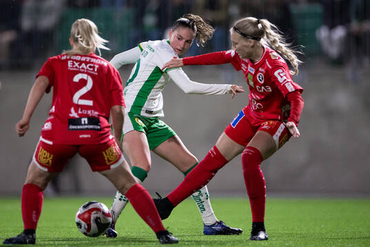 Hammarbys Smilla Vallotto mot KIF Örebros Sara Ikonen och