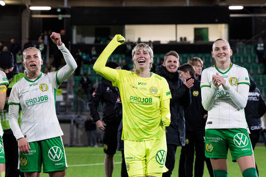 Hammarbys Ellen Gibson, målvakt Moa Edrud och Vilde Hasund