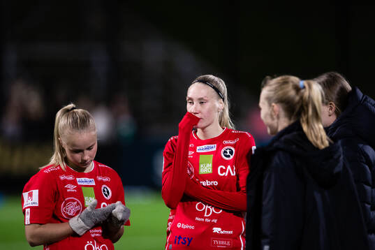 KIF Örebros Sara Ikonen och  Sanni Ojanen deppar