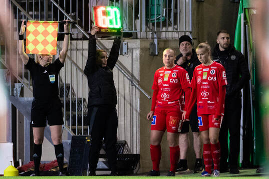 KIF Örebros Stella Lambertsson byts in