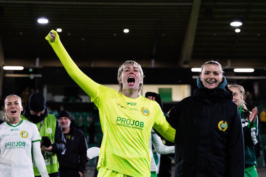 Hammarbys målvakt Moa Edrud jublar med Thea Sørbo