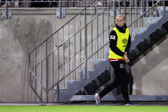 KIF Örebros Stella Lambertsson värmer upp