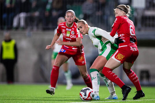 Hammarbys Cathinka Tandberg och KIF Örebros Sanni Ojanen