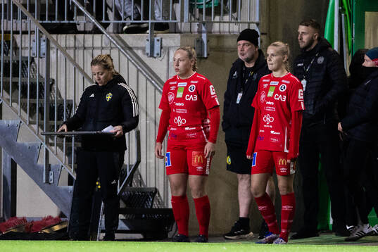 KIF Örebros Stella Lambertsson (h) byts in