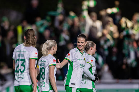 Hammarbys Alice Carlsson och Bella Andersson jublar