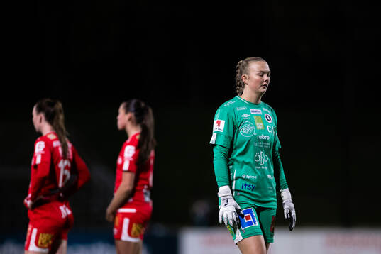 KIF Örebros målvakt Clara Ekstrand deppar