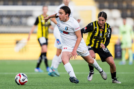 Växjö DFFs Victoria Svanström och Häckens Ruby Grant