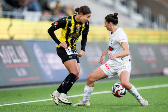 Häckens Tabby Tindell och Växjö DFFs Vasiliki Giannaka