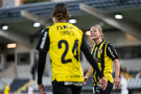 Häckens målvakt Loes Geurts reagerar
