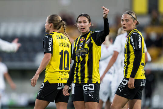 Häckens Tabby Tindell jublar