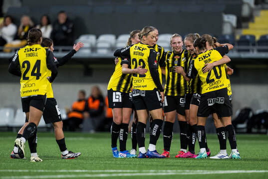 Häckens Alice Bergström jublar med lagkamrater
