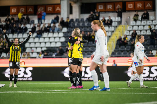 Häckens Paulina Nyström och Alice Bergström jublar