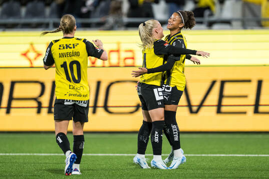 Häckens Matilda Nildén och Felicia Schröder jublar