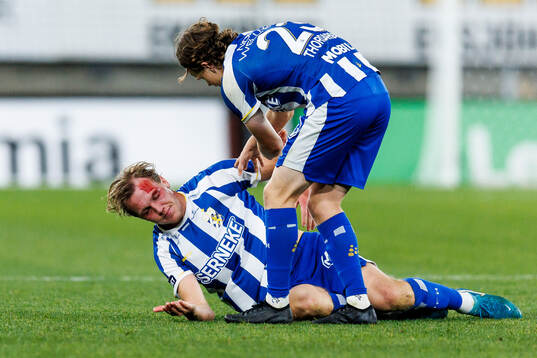 IFK Göteborgs Adam Carlén blöder från huvudet
