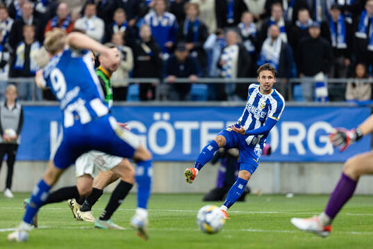IFK Göteborgs Anders Trondsen spelar fram till Laurs