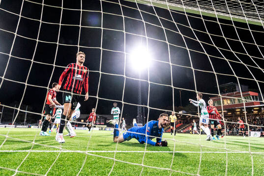 Brommapojkarnas Alexander Abrahamsson och målvakt Lucas