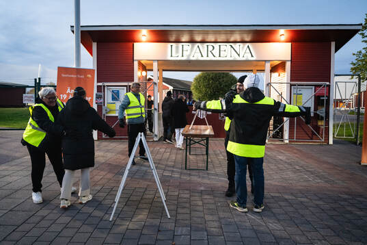Säkerhetspersonal muddrar besökare utanför LF Arena