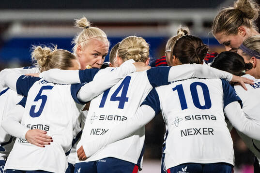 FC Rosengårds Caroline Seger och lagkamrater jublar