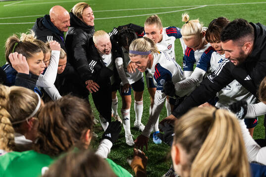 FC Rosengårds Olivia Schough och lagkamrater jublar
