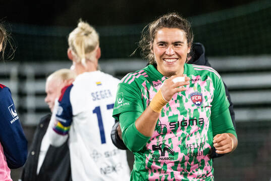 FC Rosengårds målvakt Eartha Cumings jublar