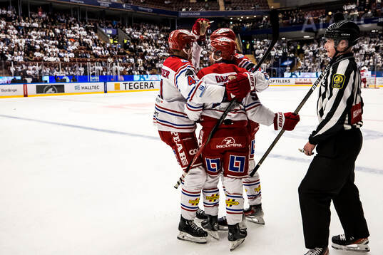 Timrås Erik Walli Walterholm jublar med lagkamrater