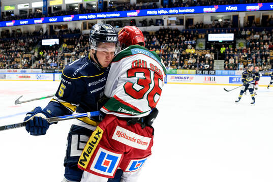 HV71s Victor Sjöholm och MoDos Sebastian Ohlsson