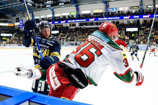 HV71s Victor Sjöholm och MoDos Sebastian Ohlsson