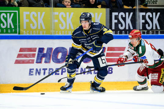HV71s Hugo Pettersson och MoDos Lukas Jasek