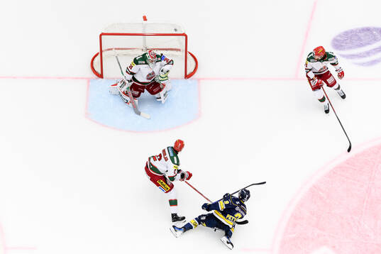 HV71s Hugo Pettersson gör 1-0 bakom MoDos målvakt Olle