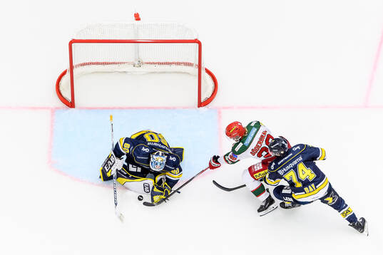 HV71s målvakt Hugo Alnefelt räddar skott från MoDos