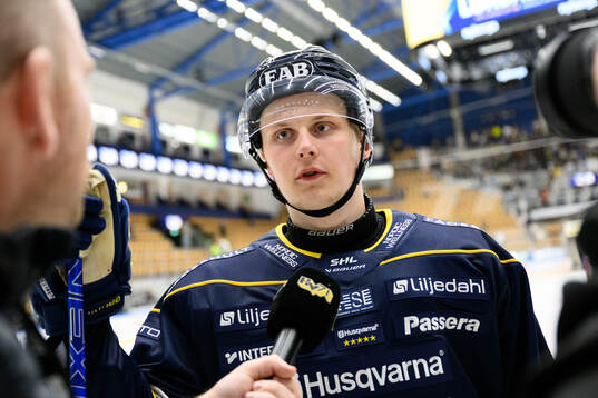 HV71s Hugo Pettersson blir intervjuad