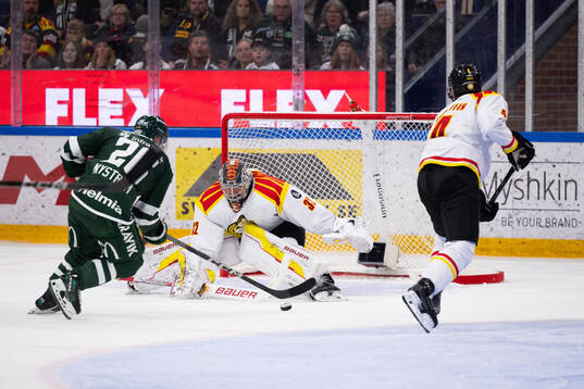 Färjestads Joel Nyström och Brynäs målvakt Ludvig