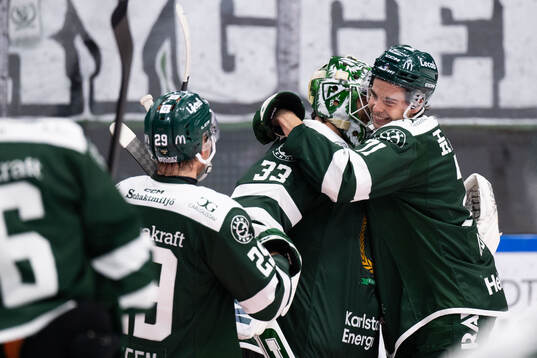 Färjestads målvakt Maxime Lagacé och Viktor Lodin jublar