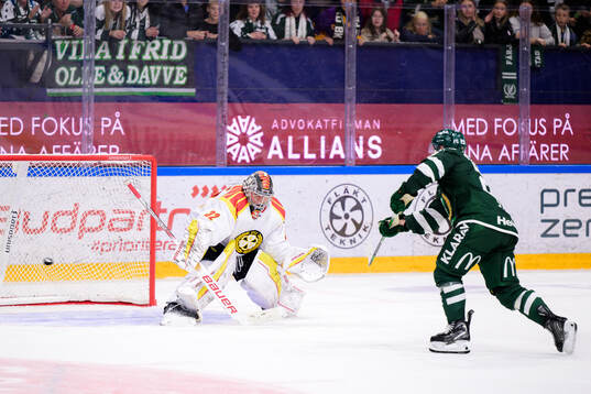 Färjestads Oskar Steen skjuter mål bakom Brynäs målvakt