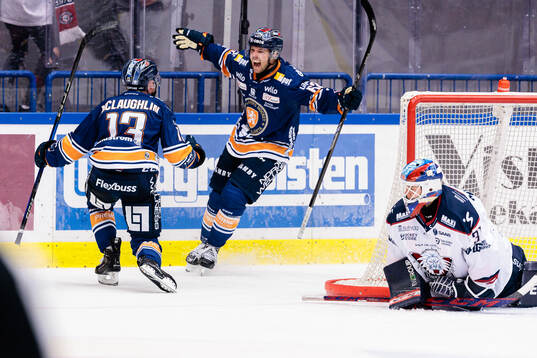 Växjös Dylan McLaughlin och Manuel Ågren jublar